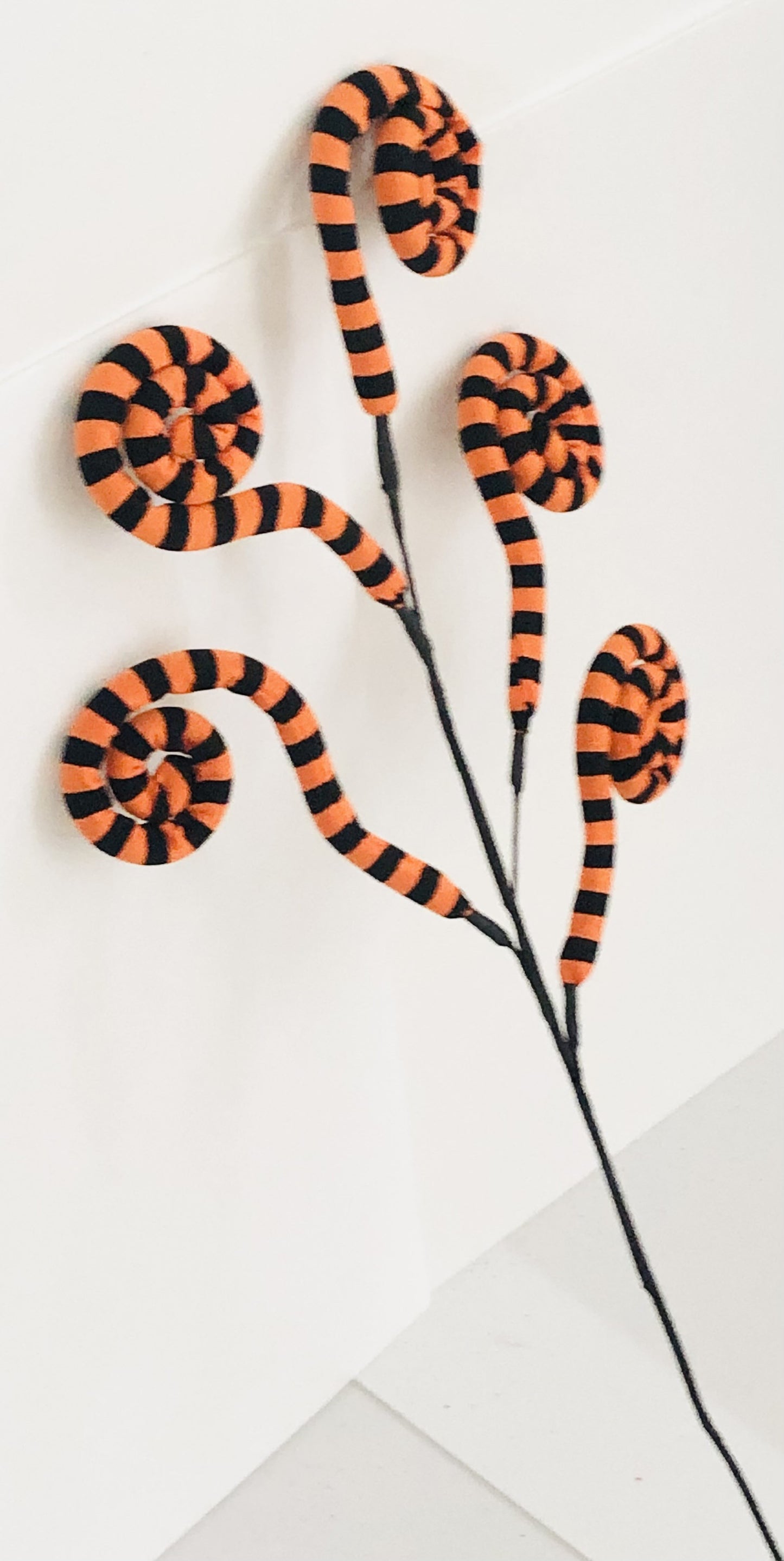 Artificial curly curl in orange and black 70 cm