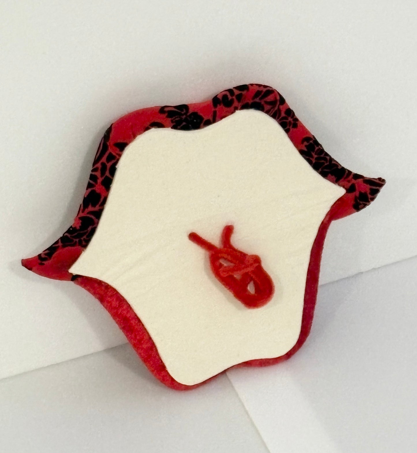 Lips attachment red and black