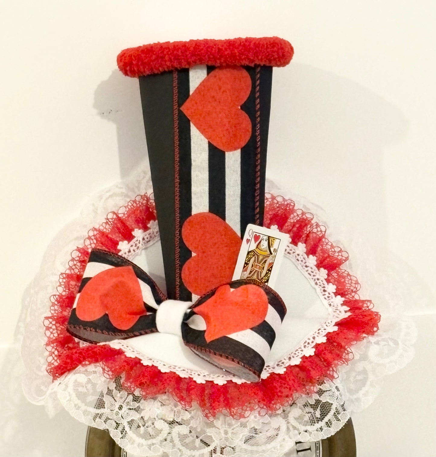 003 Queen of hearts clock attachment set with 2 signs