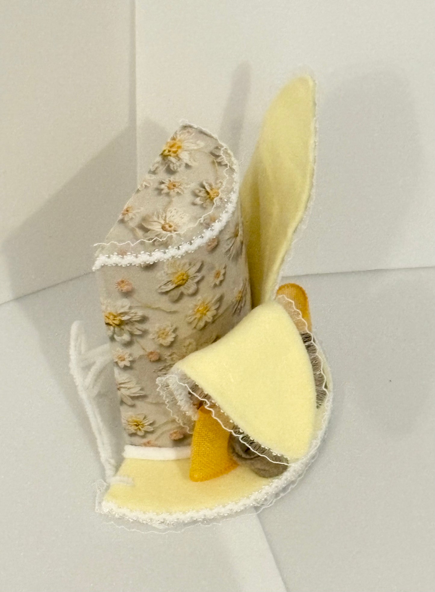 003 Bailey Set, Daisies bunny butt, top hat with ears and two carrots, Easter, Spring, decoration, wreath attachment