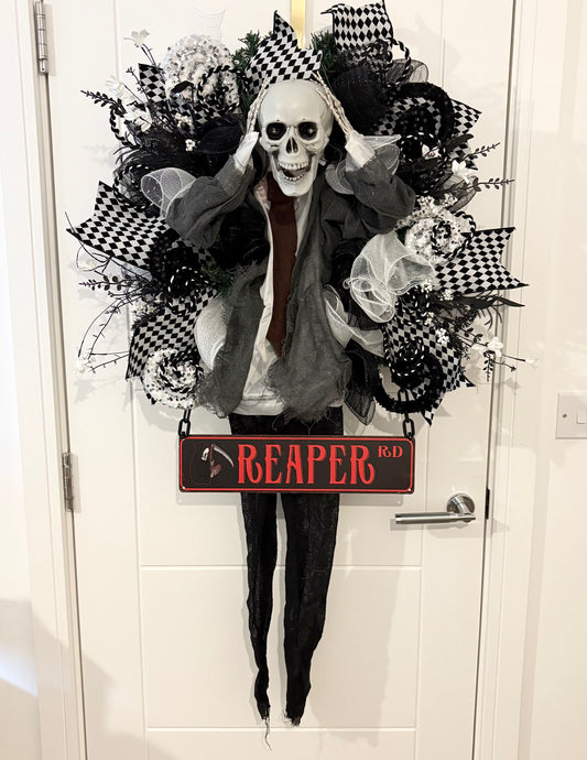 Head lifting skeleton door decor, lights up and talks as he lifts his head