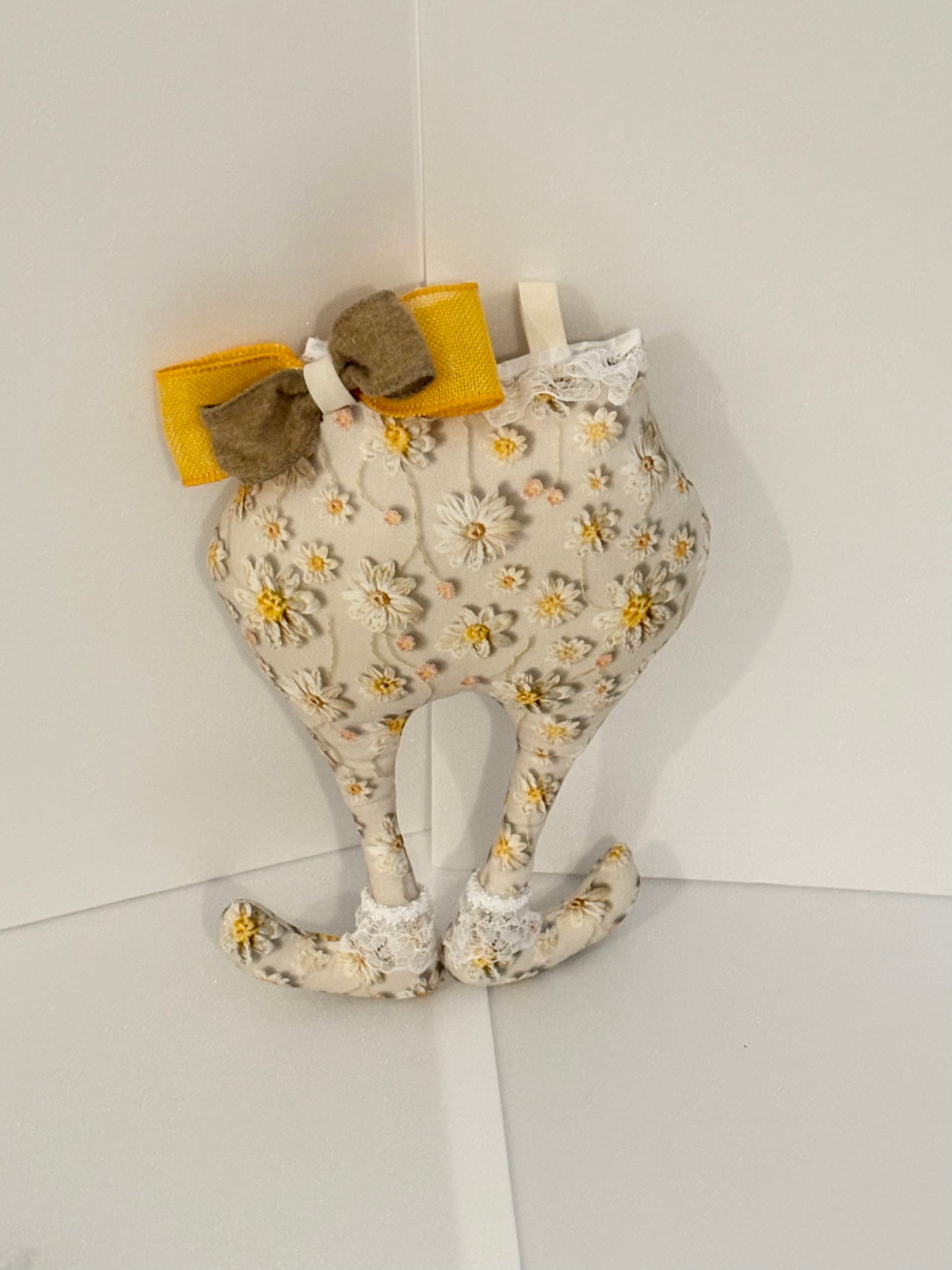 003 Bailey Set, Daisies bunny butt, top hat with ears and two carrots, Easter, Spring, decoration, wreath attachment