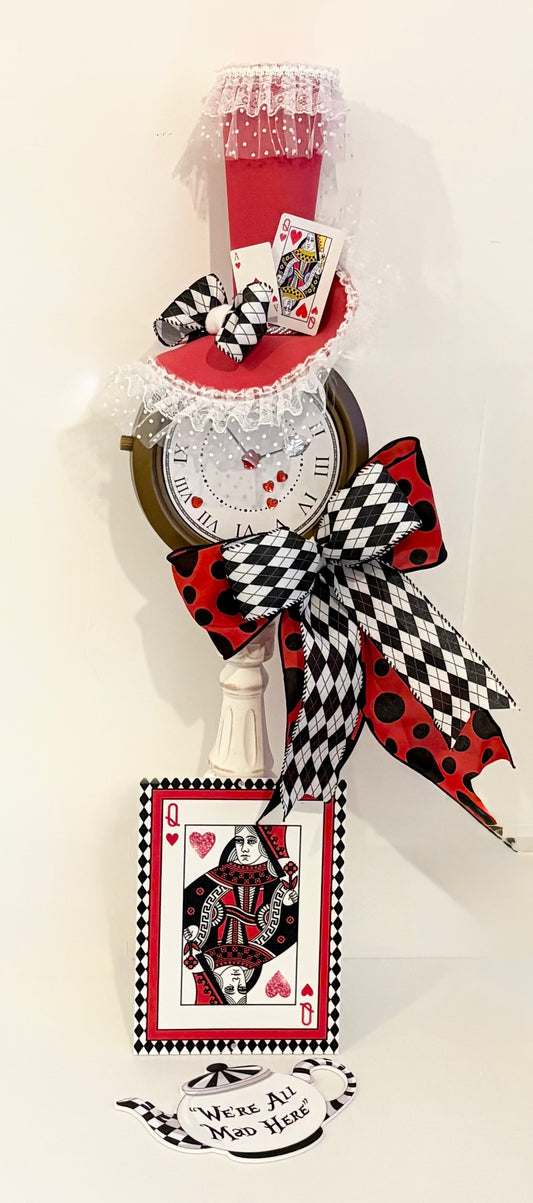 004 Queen of hearts clock attachment with 2 signs