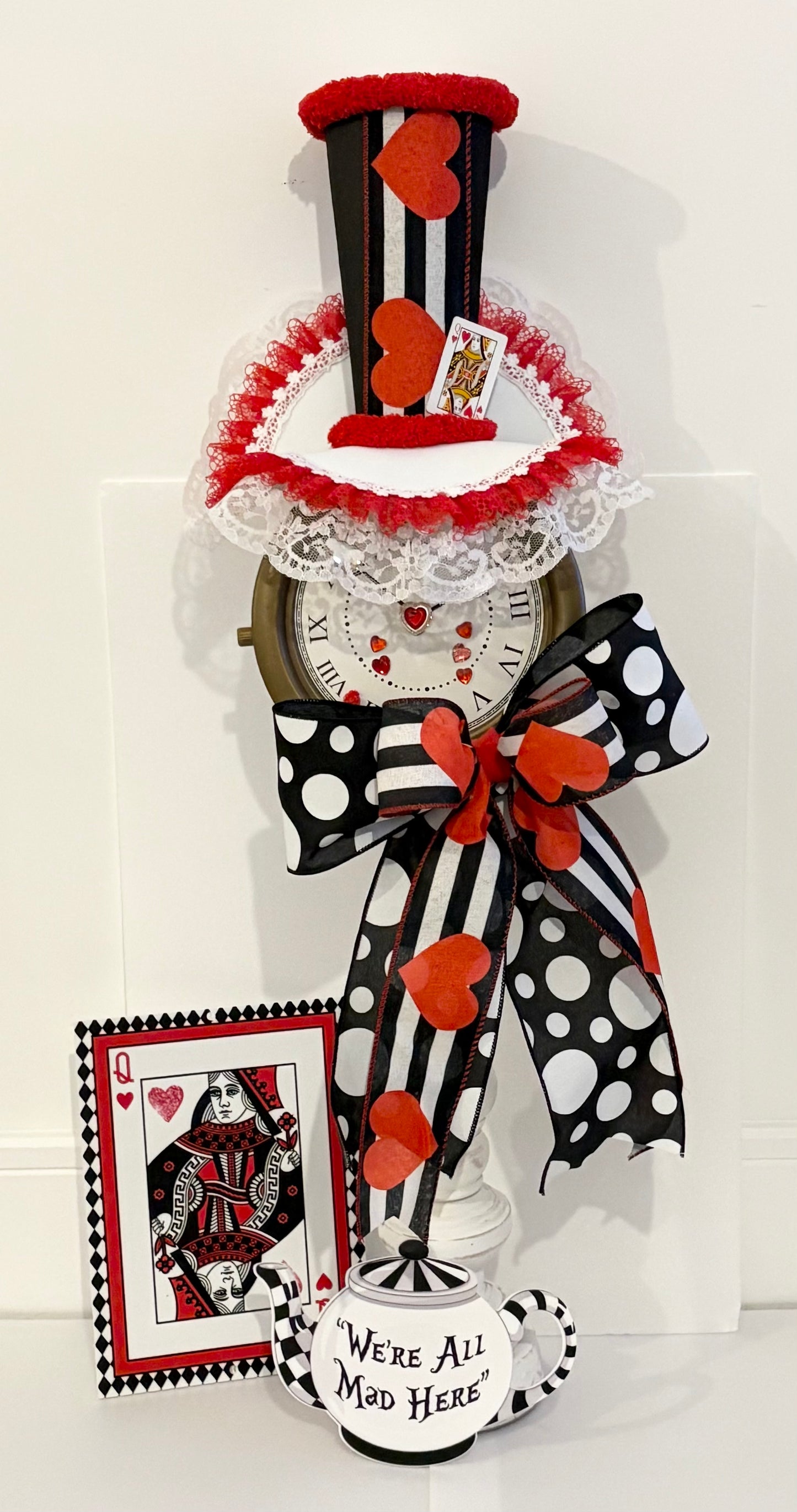 003 Queen of hearts clock attachment set with 2 signs