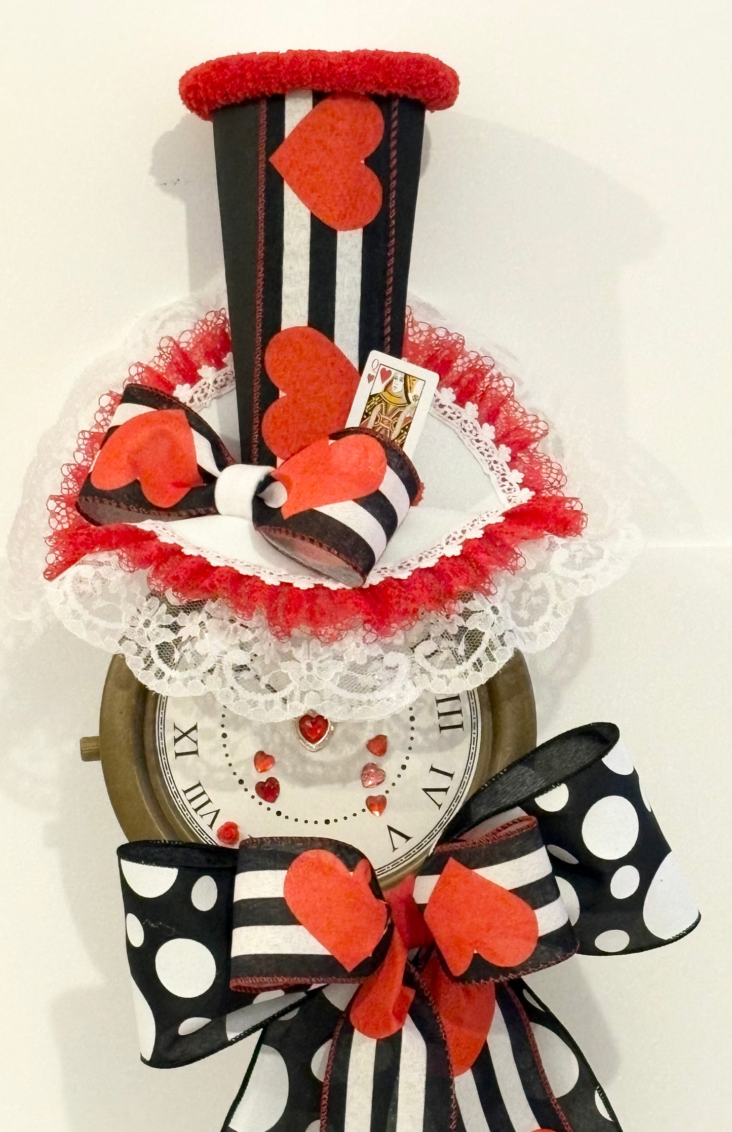 003 Queen of hearts clock attachment set with 2 signs