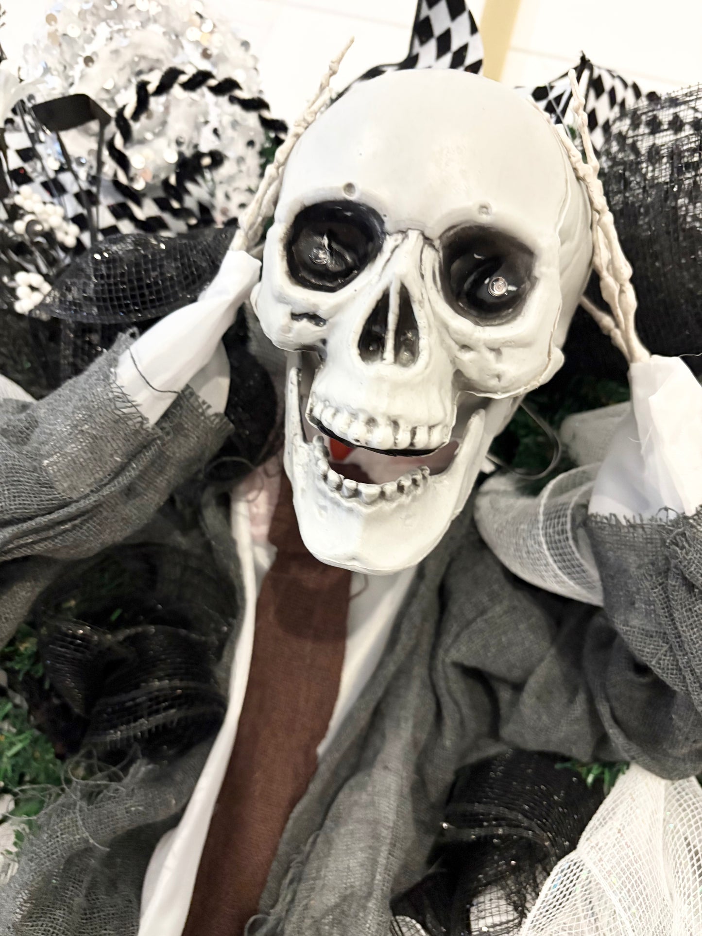 Head lifting skeleton door decor, lights up and talks as he lifts his head