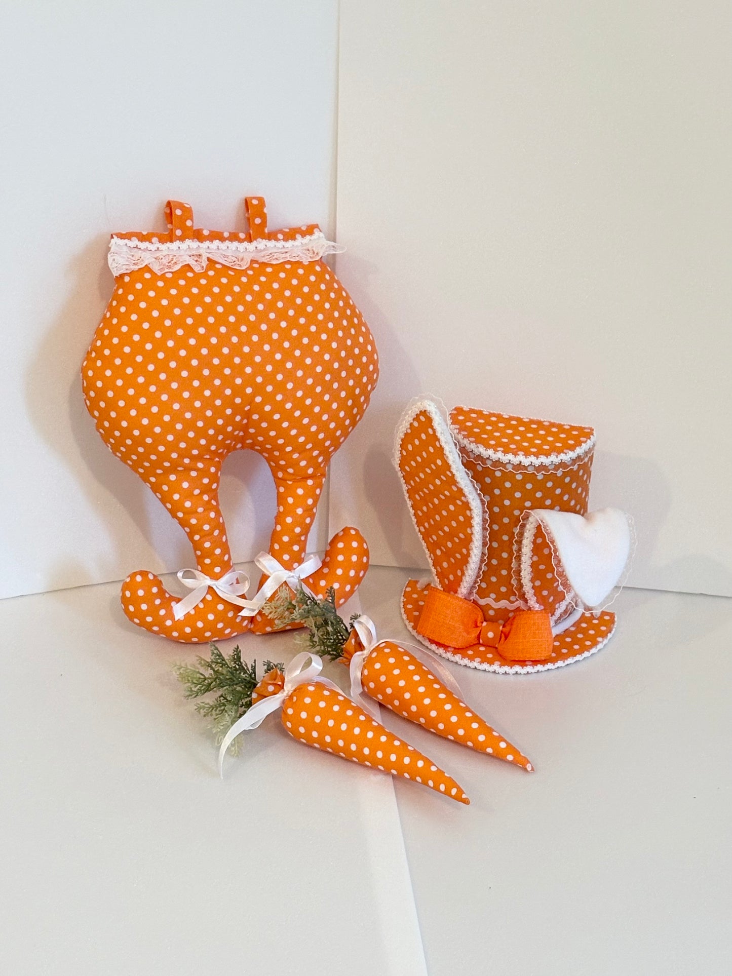 001 Bailey Set, orange bunny butt, top hat with ears and two carrots, Easter, Spring, decoration, wreath attachment