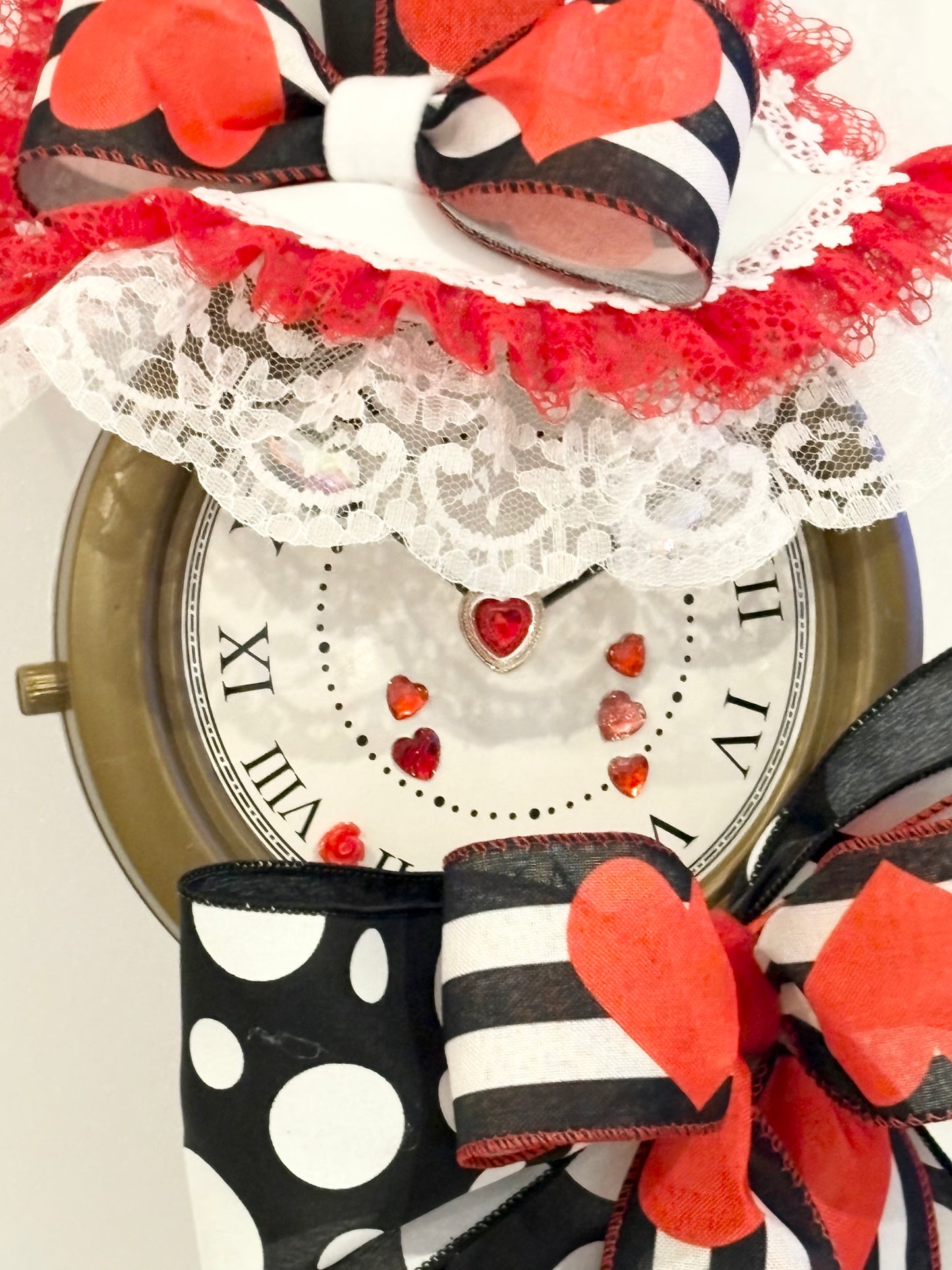003 Queen of hearts clock attachment set with 2 signs