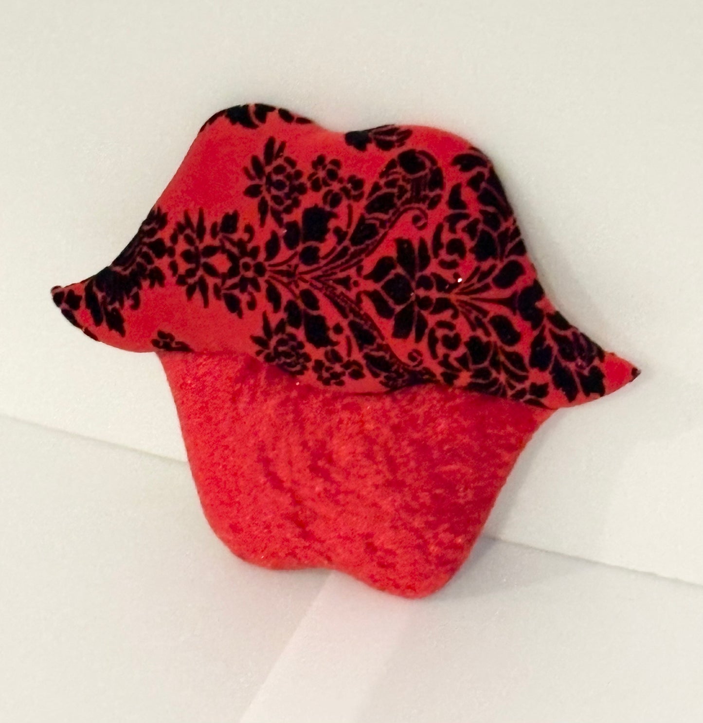 Lips attachment red and black