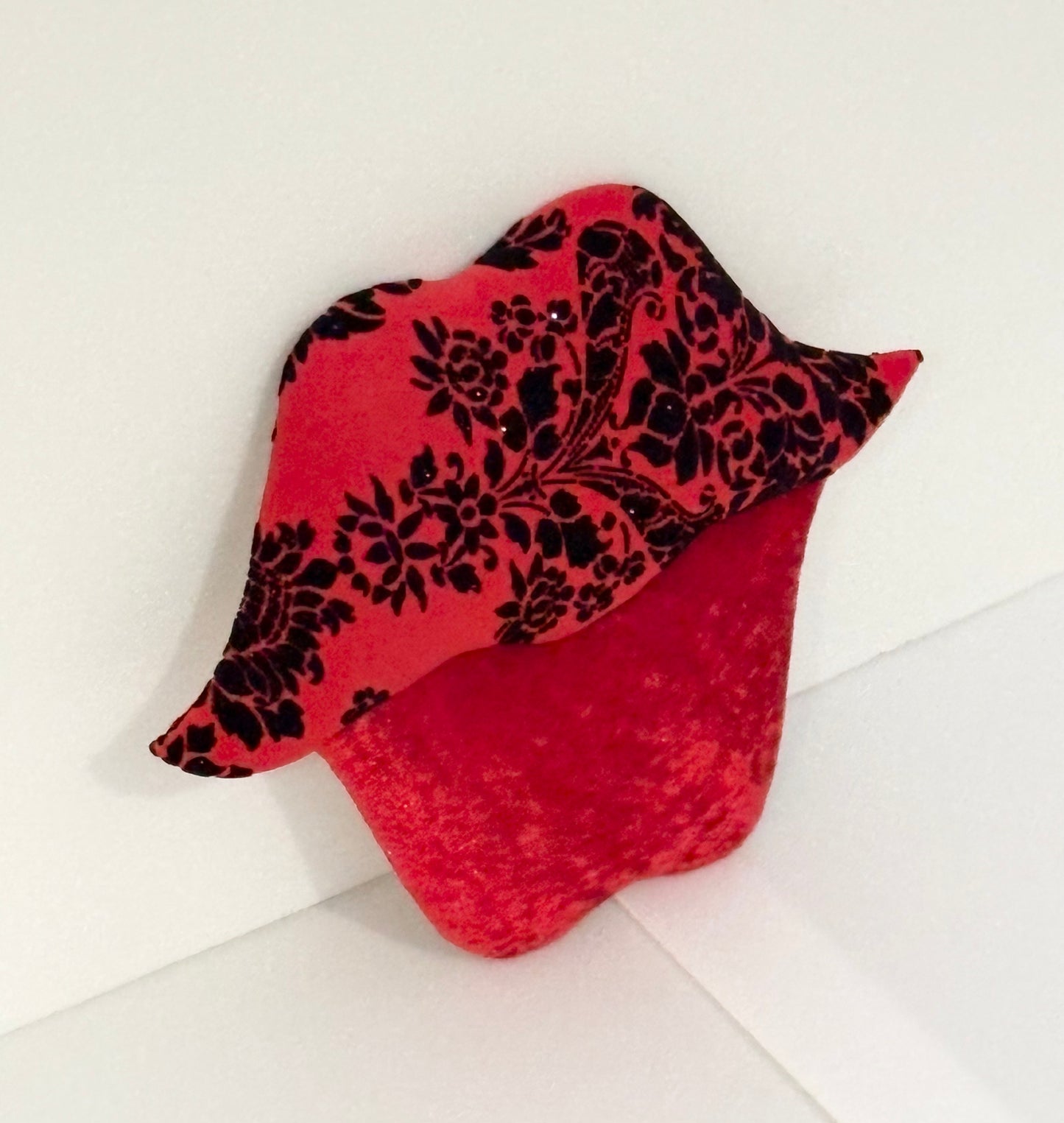 Lips attachment red and black