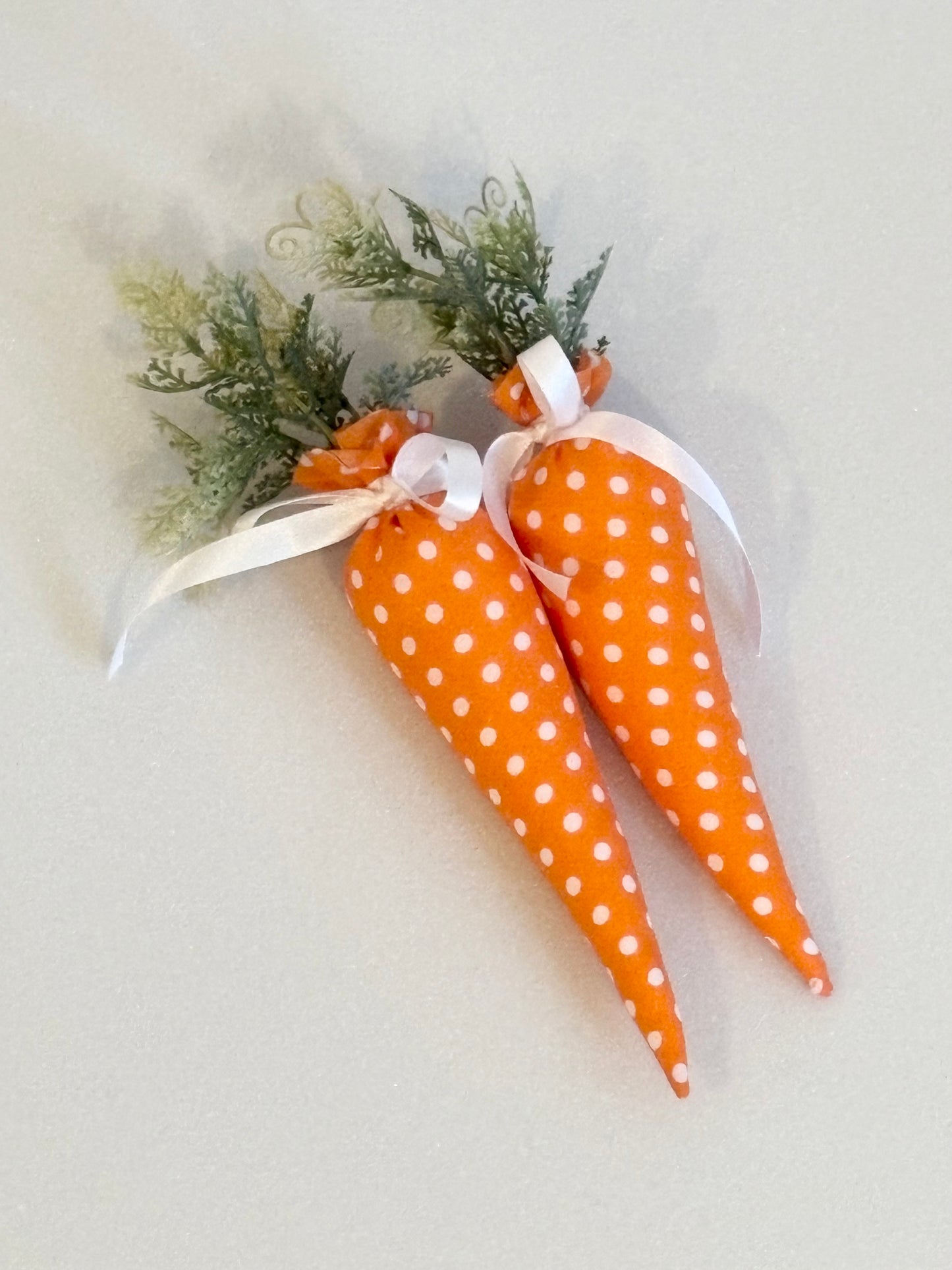 001 Bailey Set, orange bunny butt, top hat with ears and two carrots, Easter, Spring, decoration, wreath attachment