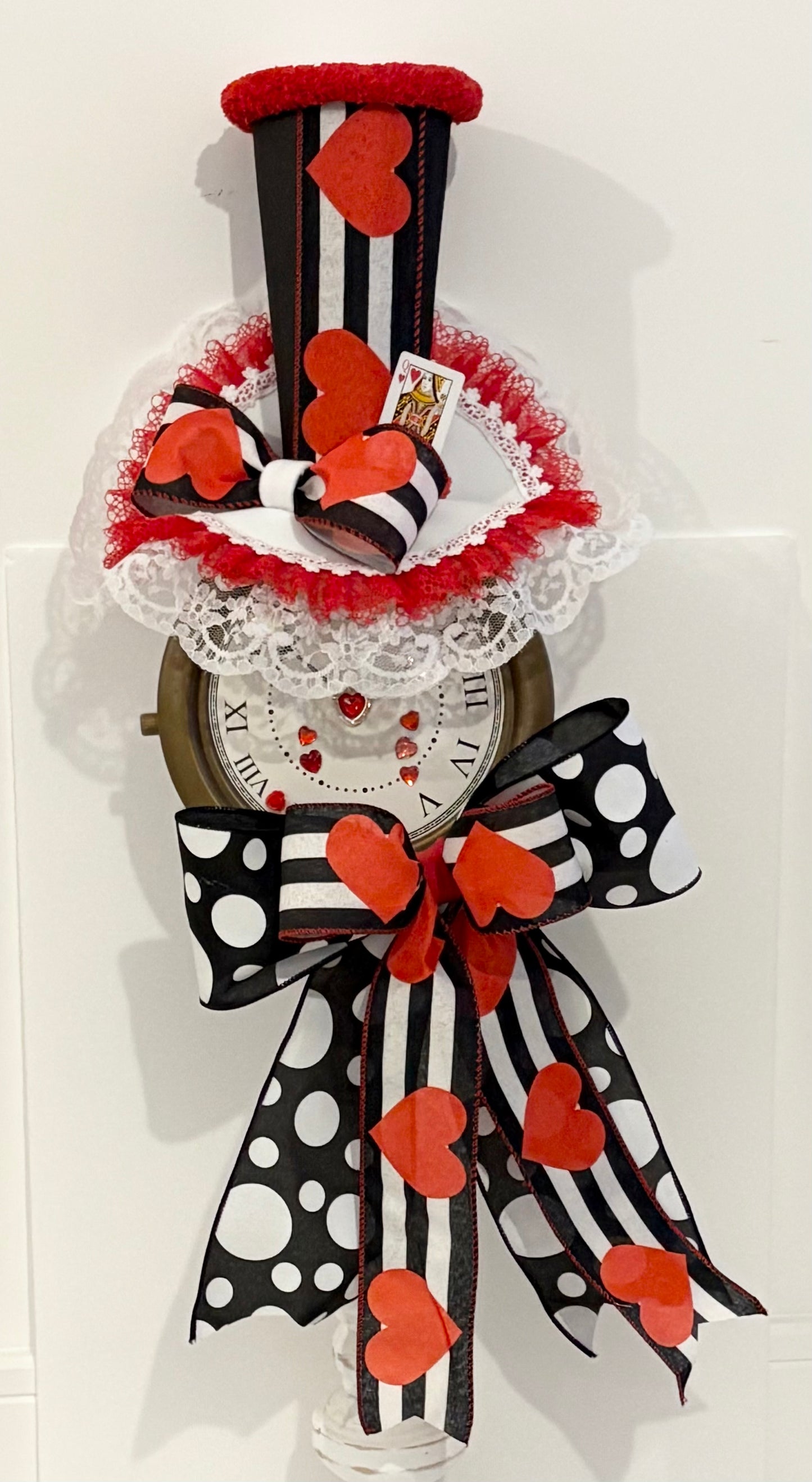 003 Queen of hearts clock attachment set with 2 signs