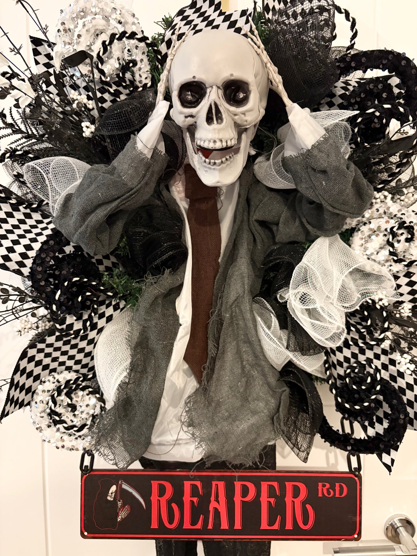 Head lifting skeleton door decor, lights up and talks as he lifts his head