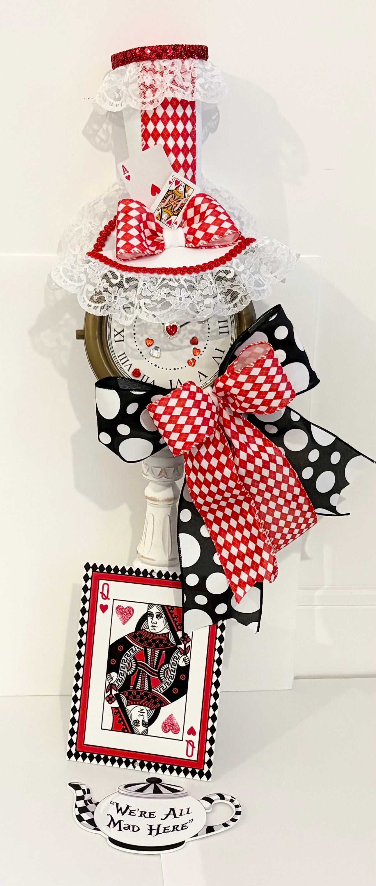 002 Queen of hearts clock attachment set with 2 signs
