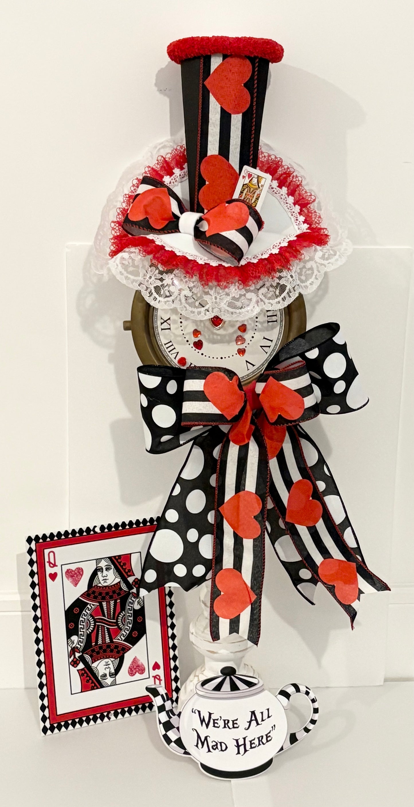 003 Queen of hearts clock attachment set with 2 signs