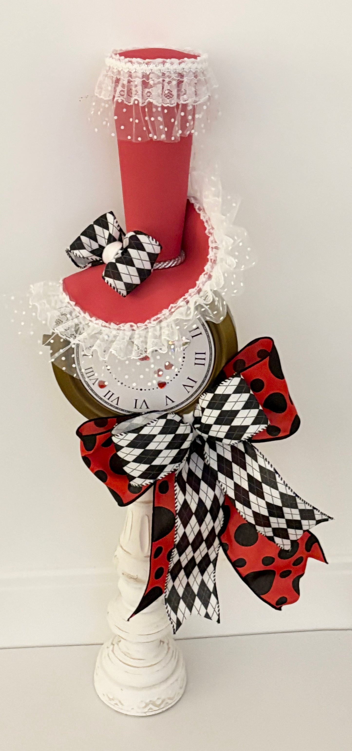 004 Queen of hearts clock attachment with 2 signs