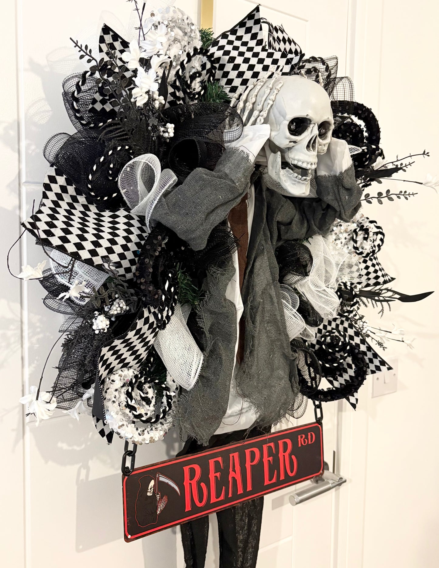 Head lifting skeleton door decor, lights up and talks as he lifts his head
